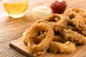Crispy onion rings with beer and ketchup