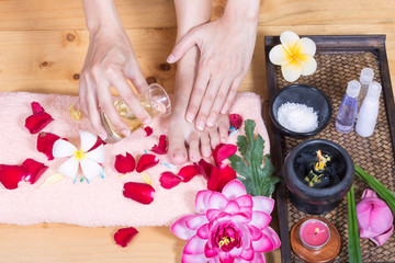 Obraz na płótnie Canvas Closeup photo of a female hands and feet at spa salon