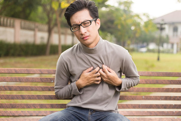Obraz premium Man has chest pain at park
