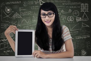 Female student showing a tablet