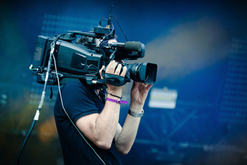 Obraz premium cameraman caméra vidéo filmer hd cadrer tv clip scène musique