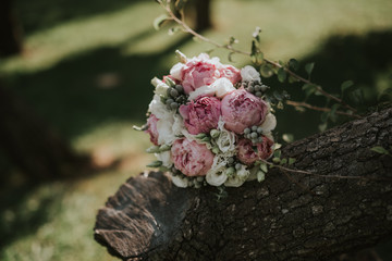 Obraz na płótnie Canvas Wedding bride bouquet of flowers in a vase on the floor and furniture