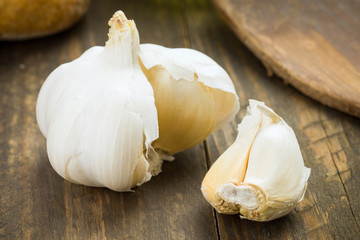 head of garlic on rustic wood