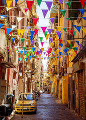 Schmale Straße in der Altstadt von Neapel in Italien