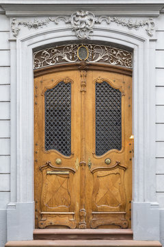 Wunderschöne, elegante alte Holztür mit zwei Türflügeln, Schnitzereien und Ornamenten.