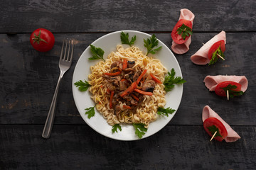 noodles with vegetables and meat boats