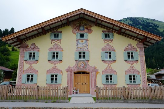 Sp&auml;tbarocke Fassadenmalerei in Holzgau in Tirol