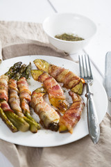 Asparagus and avocado baked with bacon
