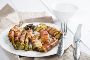 Asparagus and avocado baked with bacon