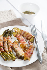 Asparagus and avocado baked with bacon