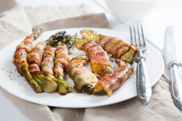 Asparagus and avocado baked with bacon