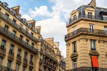 Fototapeta na wymiar Exterior facade of a Parisian building.