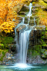 Panele Szklane Podświetlane  Krajobraz wodospadu w żółtym jesiennym lesie