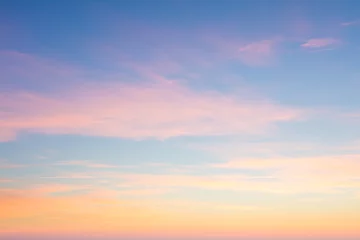 Foto op Plexiglas Ochtendgloren Achtergrond van zonsopganghemel met zachte kleuren van zachte wolken