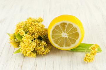 Obraz na płótnie Canvas Tea of linden trees with fresh flowers and lemon