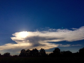 Sonne hinter den Wolken