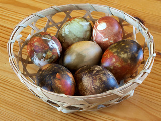 Obraz premium Seven color easter eggs in decorative wooden basket
