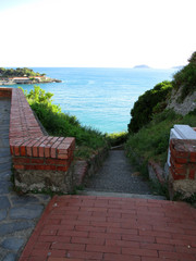 Fototapeta na wymiar view of the castle and the town of Lerici j