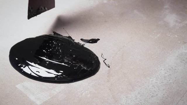 Work with a spatula on the bitumen on the surface