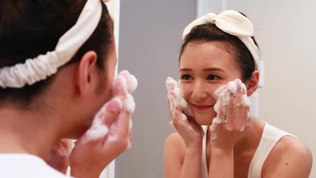 洗顔をする女性