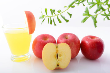 新鮮なリンゴとジュース