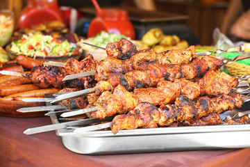 Barbecue skewers with juicy meat on tray