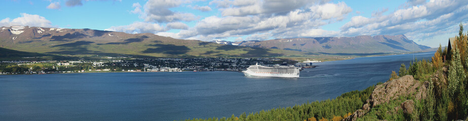 Akureyri Island Panorama mit Kreuzfahrtschiff