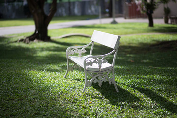 Obraz na płótnie Canvas White chairs on lawn