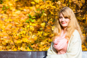 Obraz premium Woman sitting on bench in park