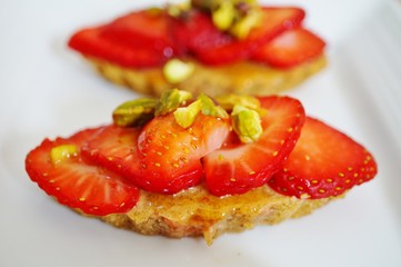 Vegan pistachio financier cakes with strawberries