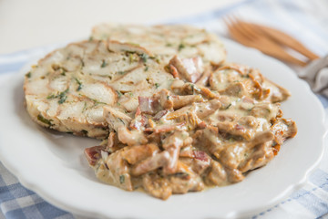 Semmelknödel mit Eierschwammerlsauce