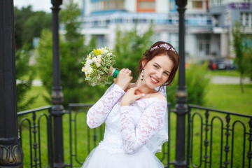 Obraz premium Young happy bride on her wedding, photosession in park