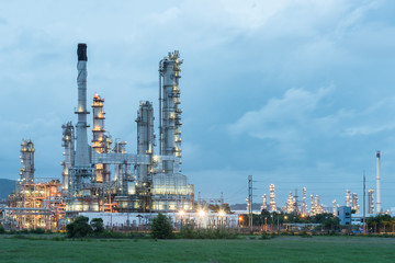Obraz na płótnie Canvas Oil refinery plant tower