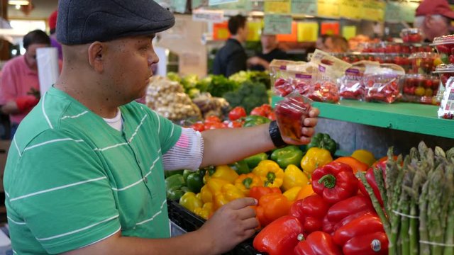 Man buying tomatoes in market