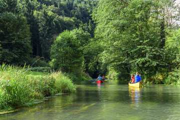 Bootsfahrt auf einem kleinen Fluss 