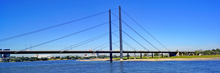 DÜSSELDORFER Rheinkniebrücke