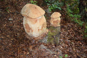 Holzfiguren im Wald