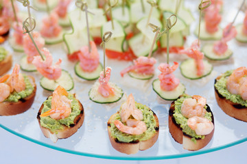 sandwiches with shrimp, cucumber and paste peas