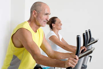 Obraz premium two seniors during spinning exercise