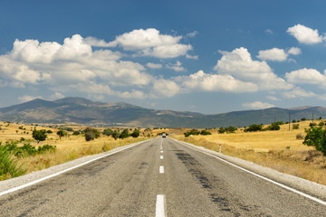 karayolu ve gökyüzü bulutları