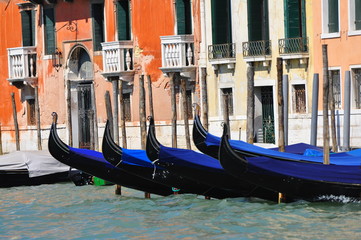 Fototapeta na wymiar Détail à Venise avec une belle lumière et sans touriste, idéal pour un guide voyage