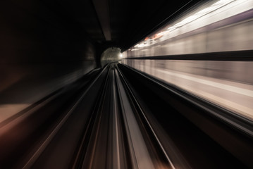 Naklejka premium Szybki podziemny pociąg jadący w tunelu nowoczesnego miasta