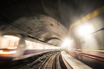 Schnelle U-Bahnfahrt in einem Tunnel der modernen Stadt