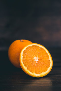 Orangen aufgeschnitten dunkler Untergrund