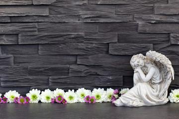 Engel mit Blumen und Textfreiraum