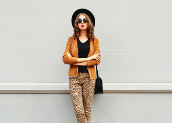 Fashion look, pretty young woman wearing a retro elegant hat, su © rohappy