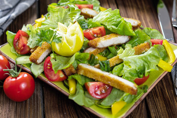 Salat mit Putenstreifen 