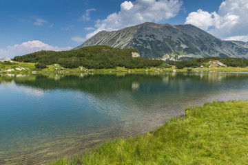 Fototapeta premium Amazing landscape of todorka peak and Reflection in Muratovo lake, Pirin Mountain, Bulgaria