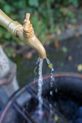 Wasser am Brunnen