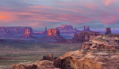 Gordijnen Hunts Mesa Sunset - Hunts Mesa is a rock formation located in Monument Valley, south of the border between Utah and Arizona and west of the border between Arizona's Navajo County and Apache County.   © richardseeley